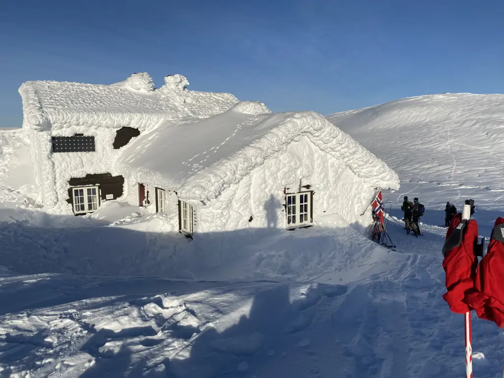 Isfrossen hytte og staver med votter