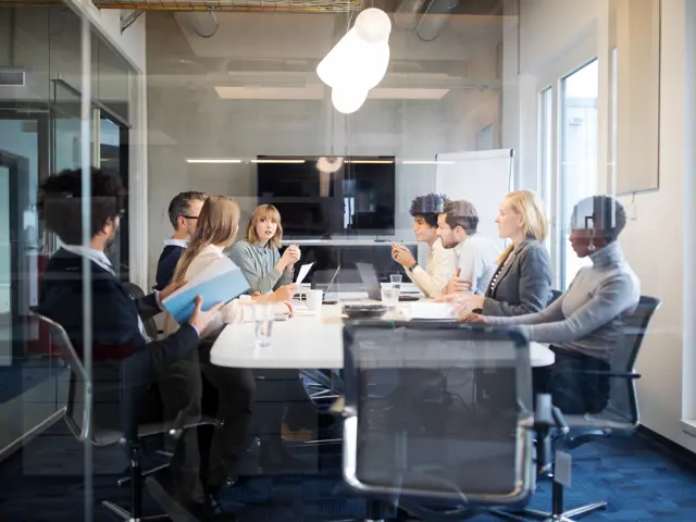 et møte rundt et stort bord