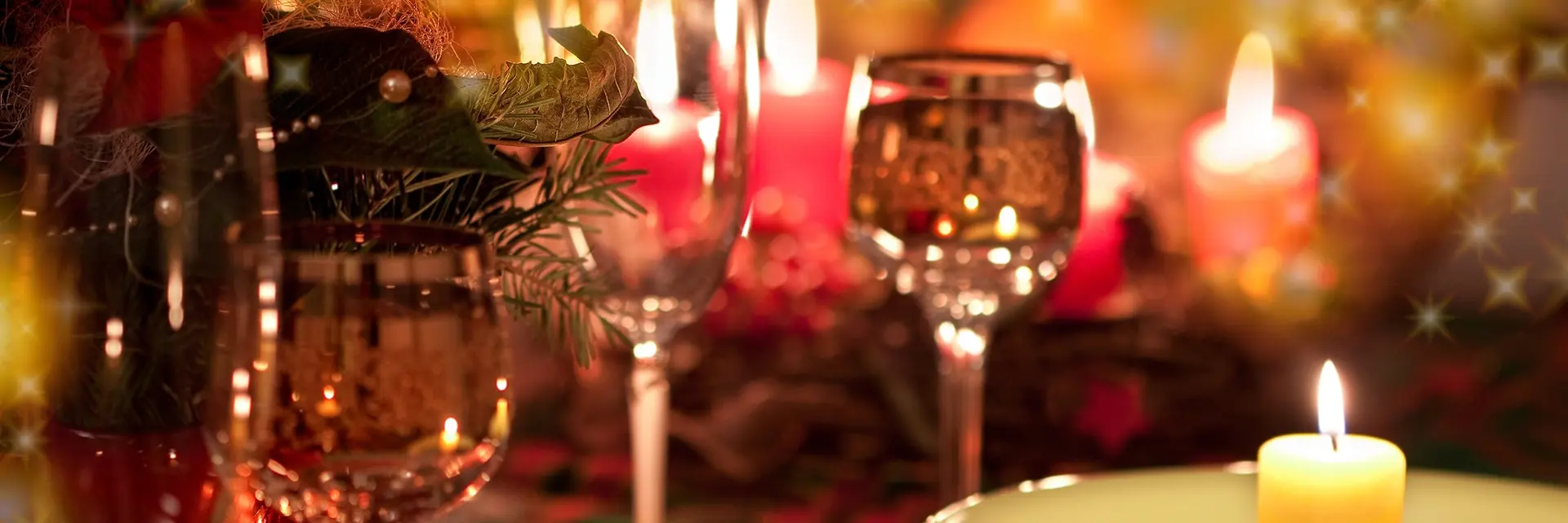 nærbilde av tildekt julebord