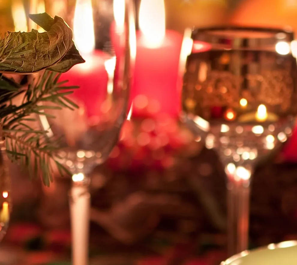 nærbilde av tildekt julebord