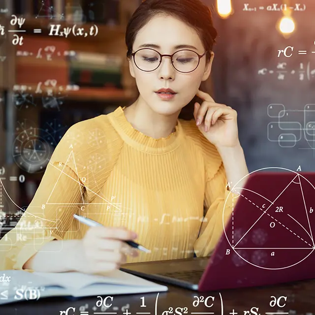 Jente som jobber med studier