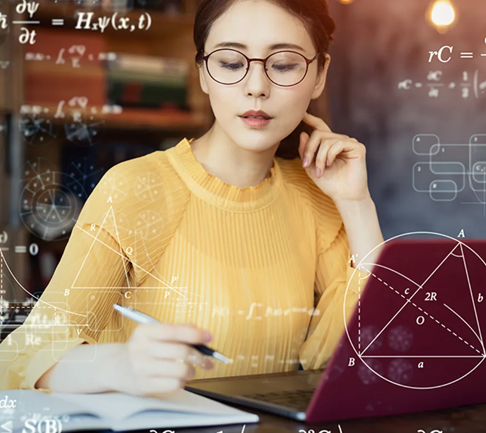 Jente som jobber med studier