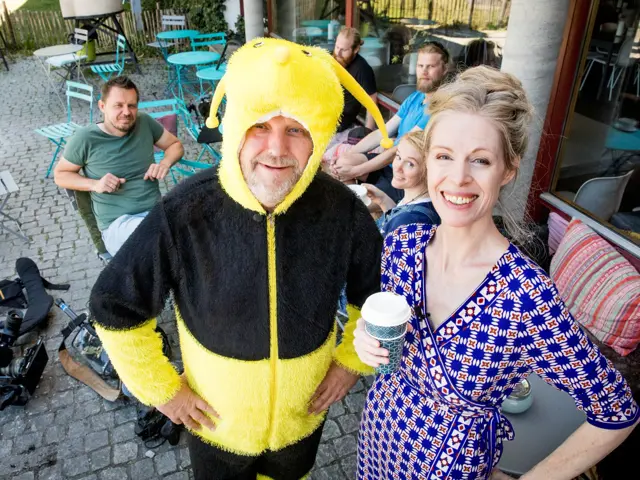 Gro Vang Amdam ved siden av en person i bi kostyme