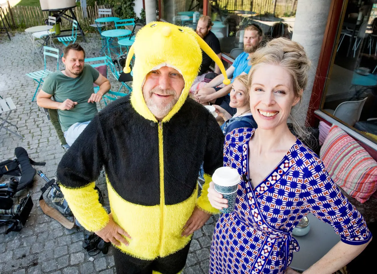 Gro Vang Amdam ved siden av en person i bi kostyme