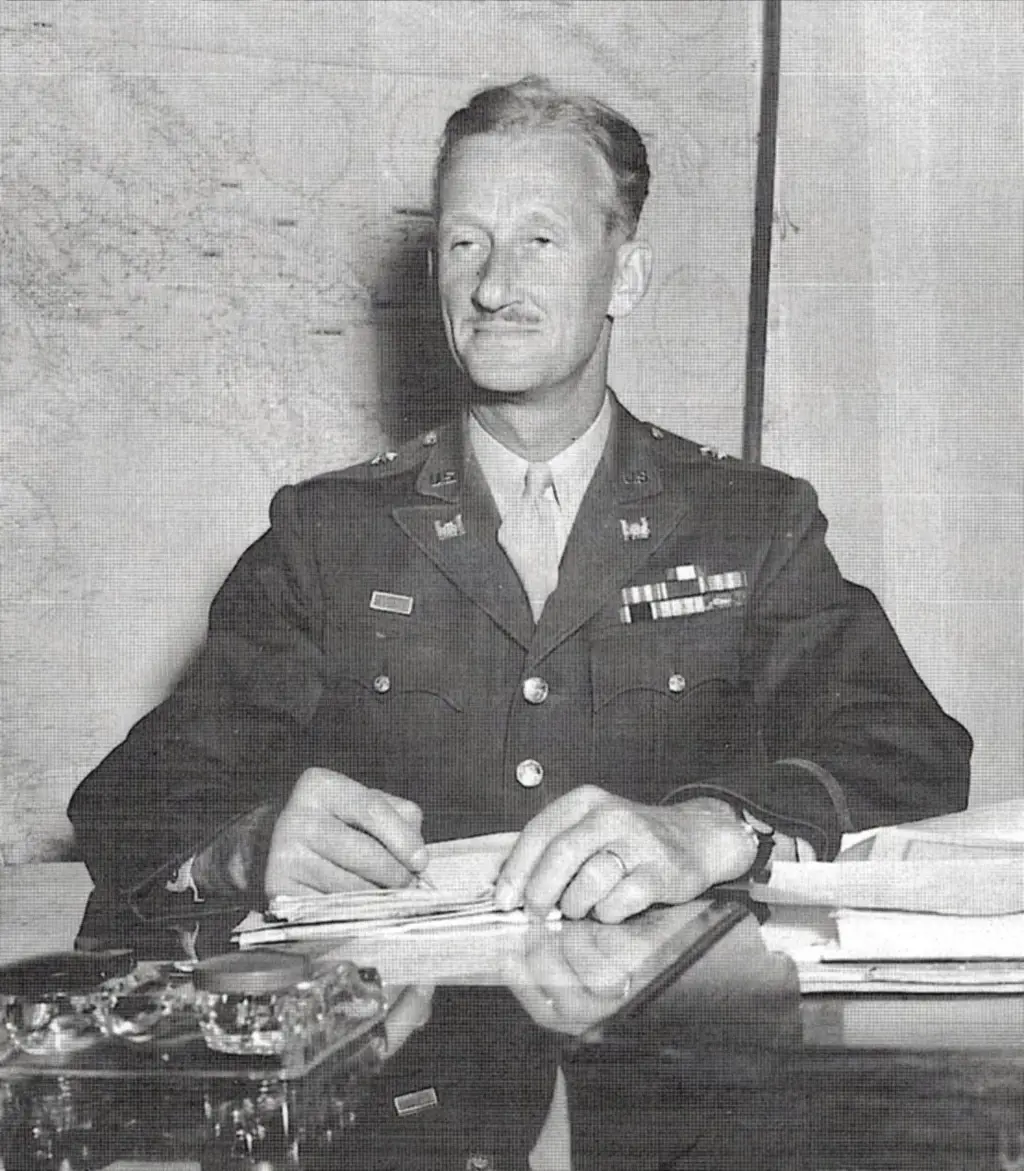 Leif Sverdrup i uniform sittende ved et bord