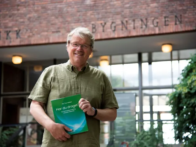 Per Thorvaldsen utenfor fysikkbygg