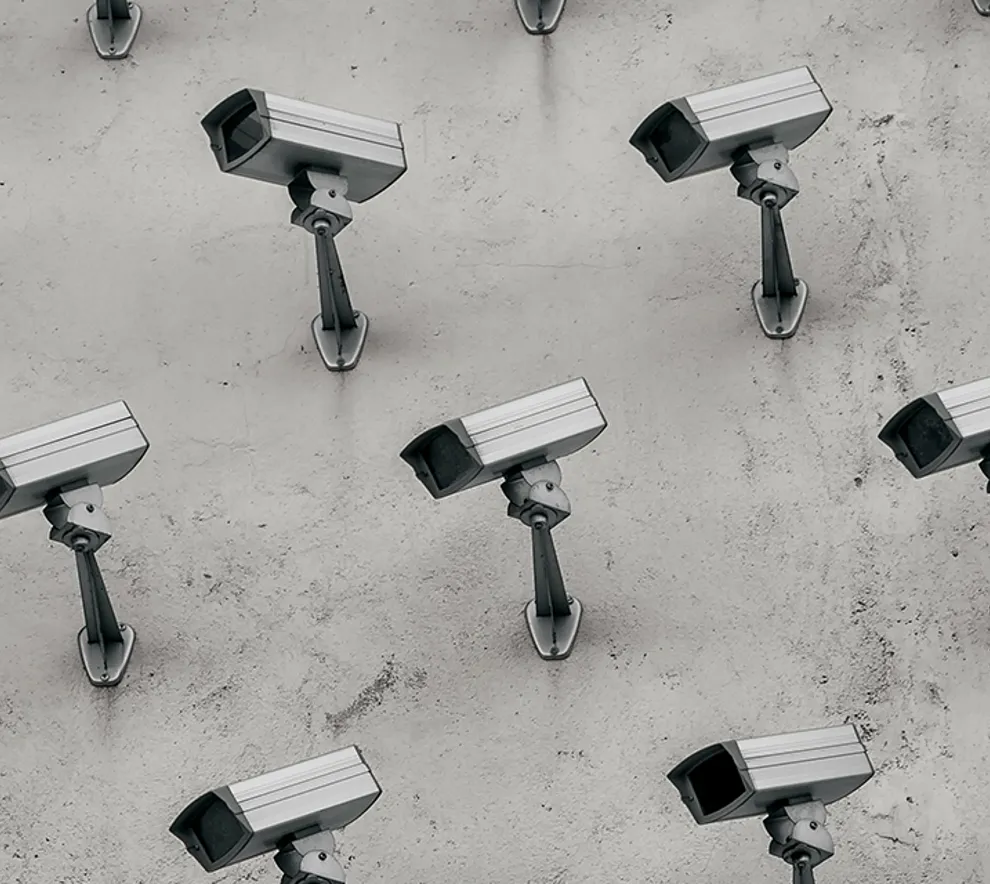 Overvåkningskameraer på en vegg