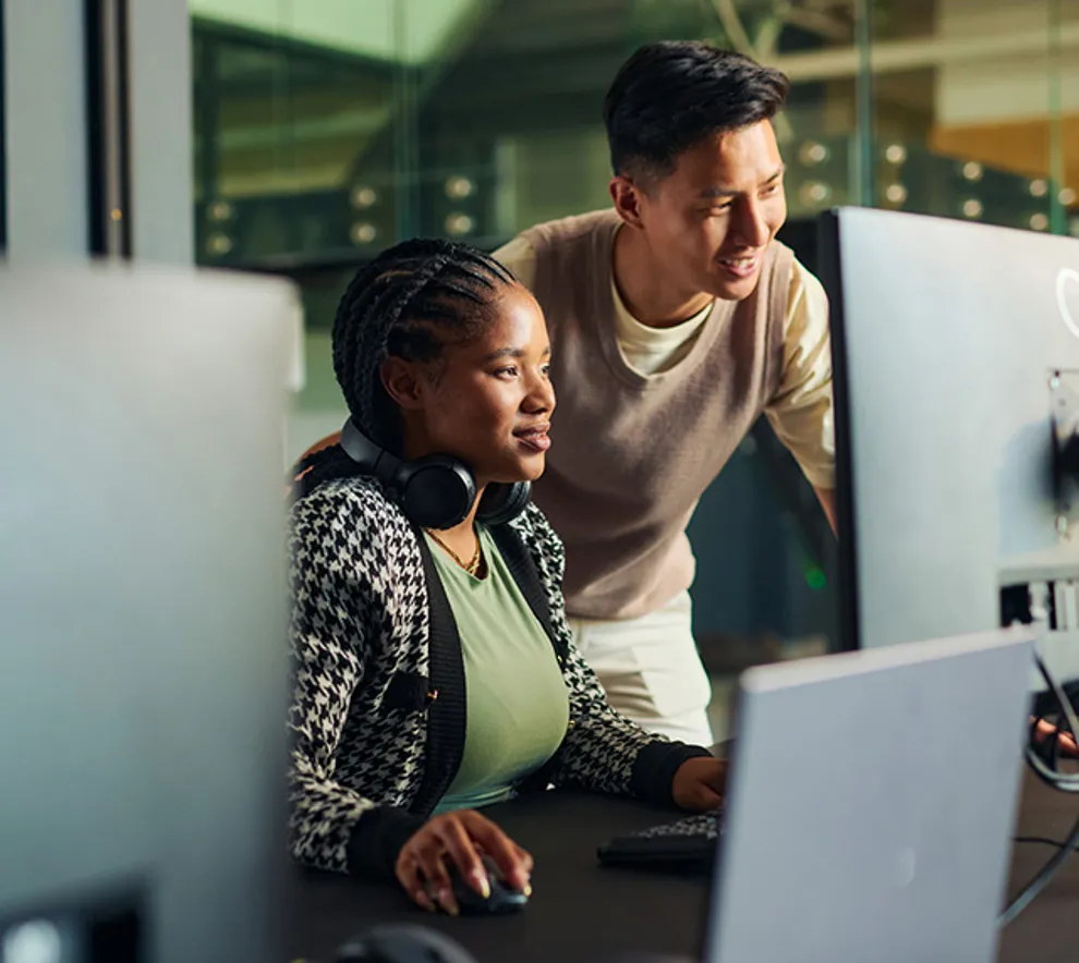 En mann som viser noe på PC til en kvinne