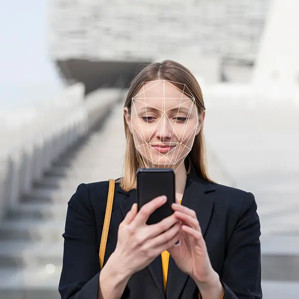 Kvinne som bruker ansiktsgjenkjenning