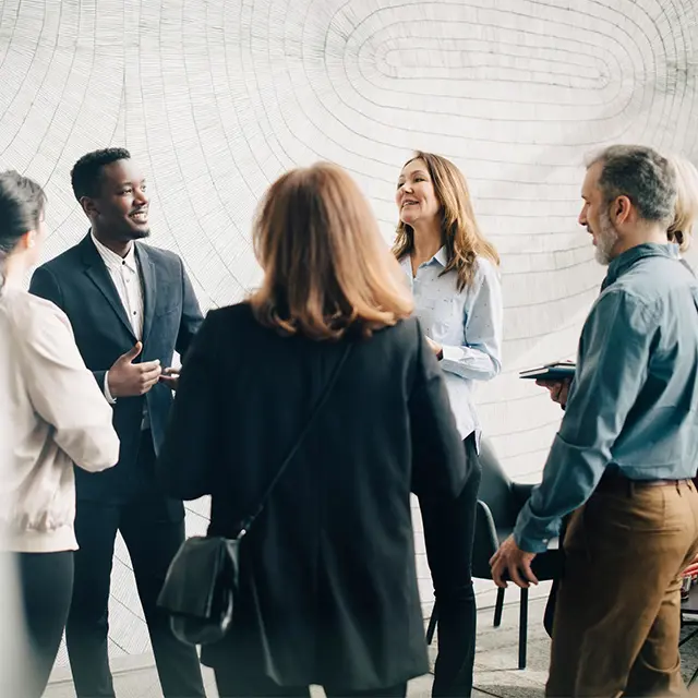 Kollegaer som diskuterer