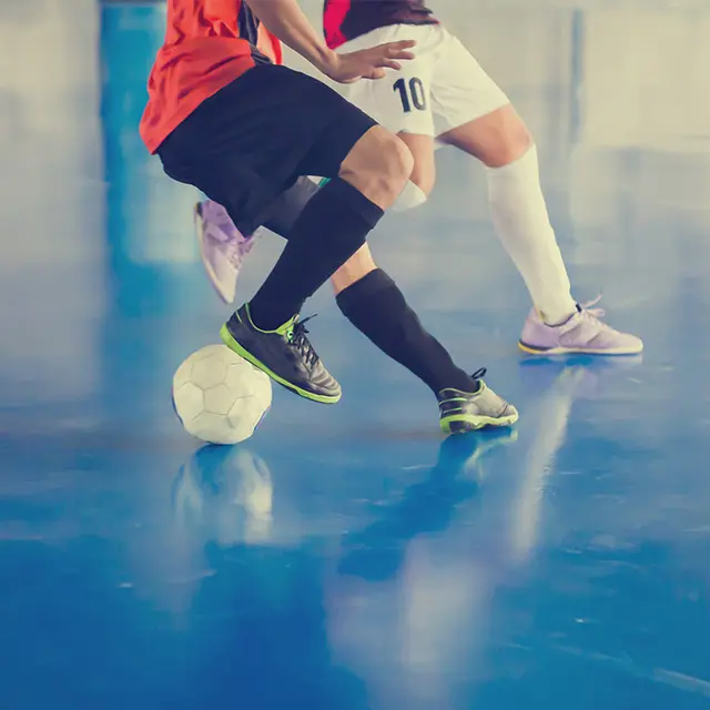 To personer som spiller futsal