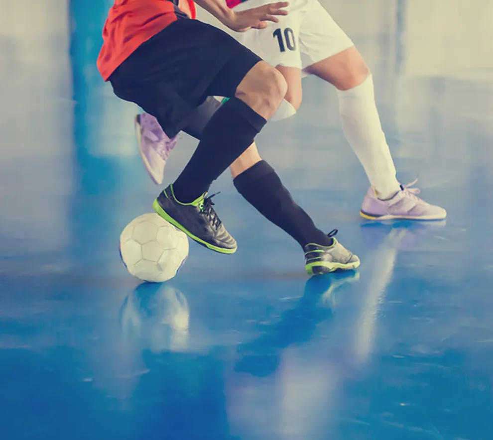 To personer som spiller futsal