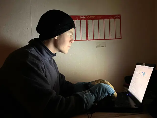 Mann med polvotter skriver på pc