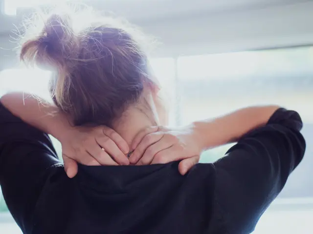 Person som holder seg til nakken sin