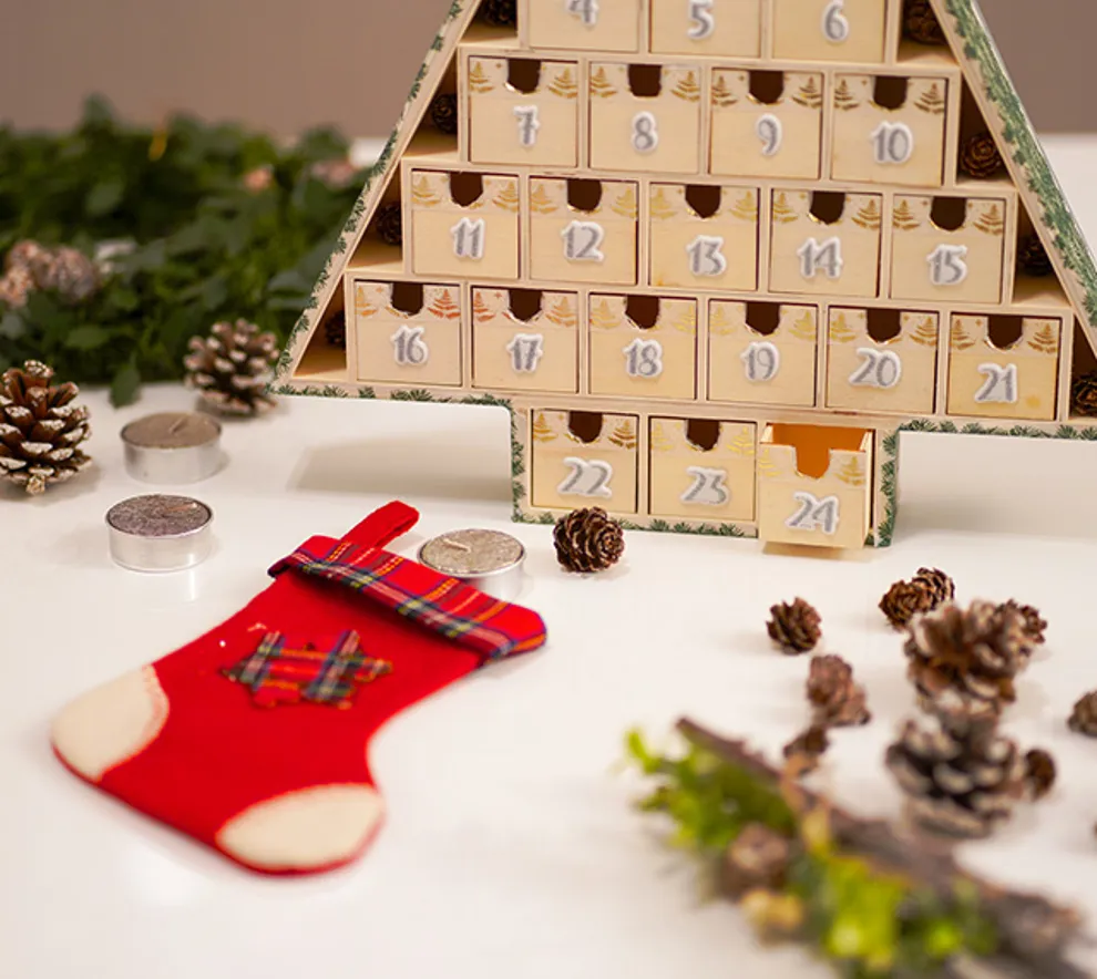 En adventskalender formet som et juletre og en julestrømpe