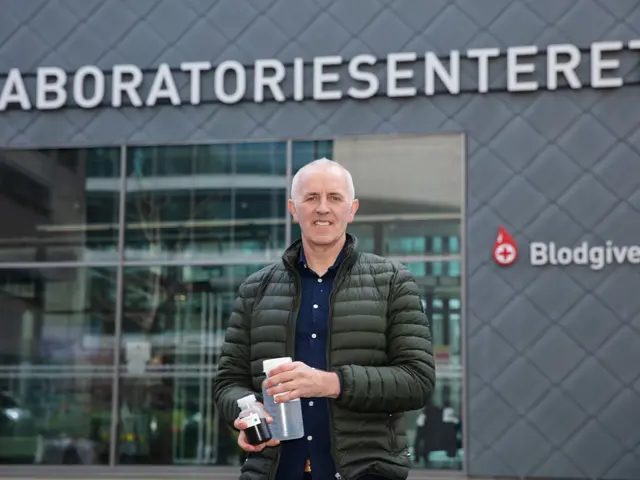 Bjørås står utenfor laboratoriesenteret