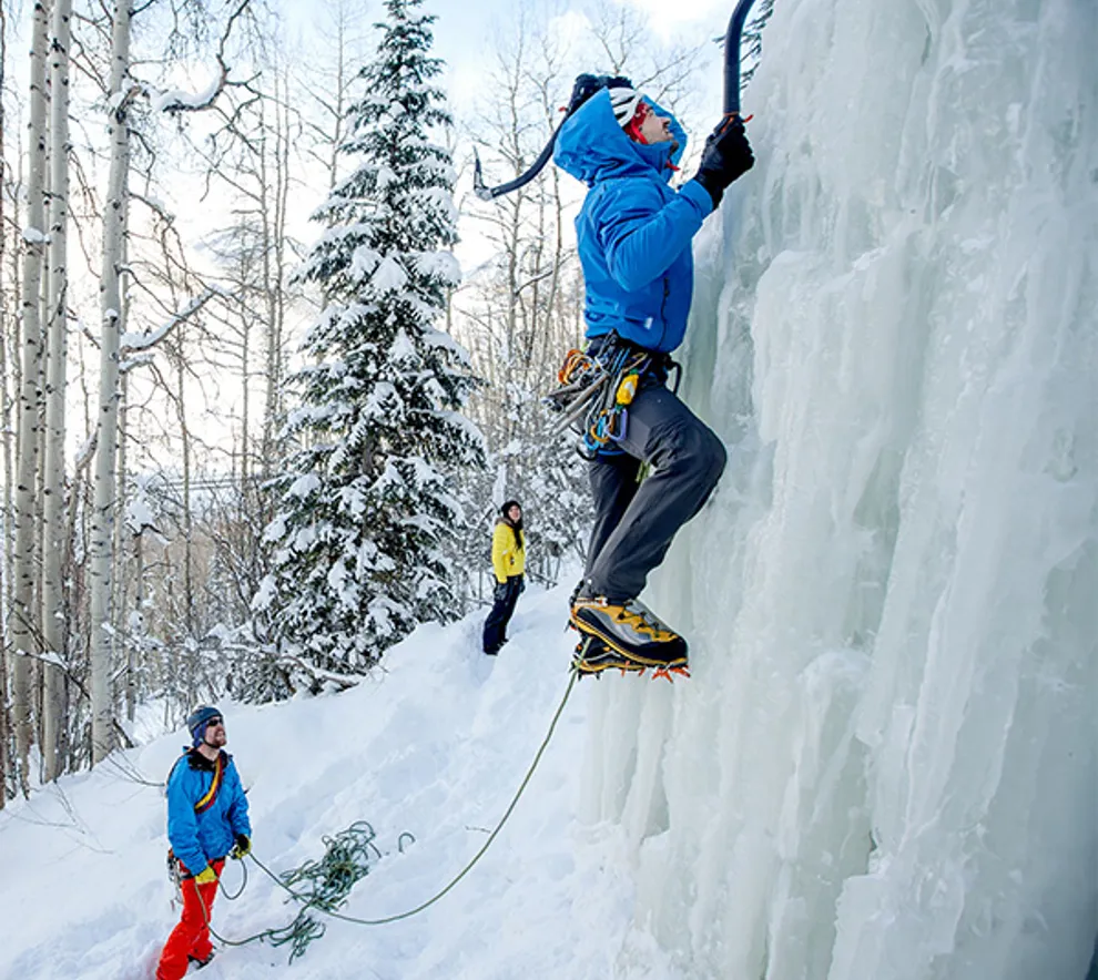 To personer som isklatrer