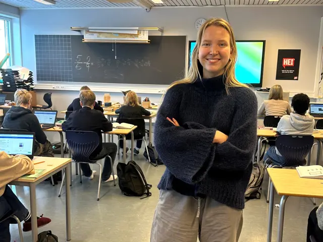 Kvinne i klasserom bredde4