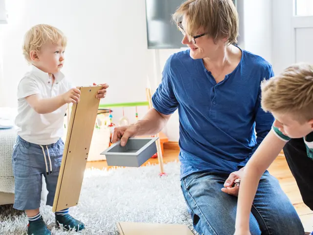 mann leker med to barn