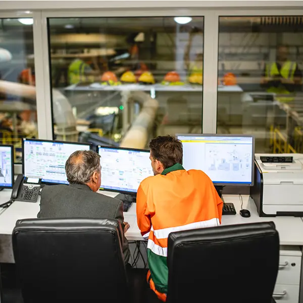 To menn i kontrollrom