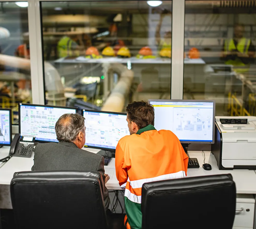 To menn i kontrollrom