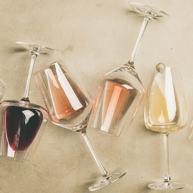 Vinglass med rødvin, rosevin og hvitvin