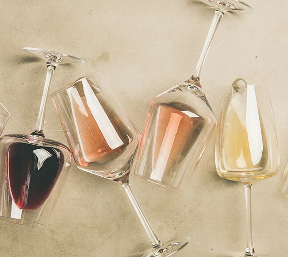 Vinglass med rødvin, rosevin og hvitvin