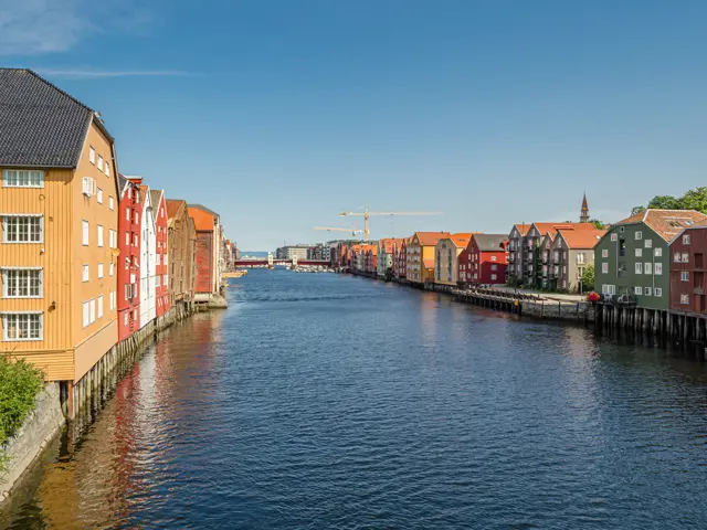 Bilde av gamle fargerike trehus ved havet i Trondheim