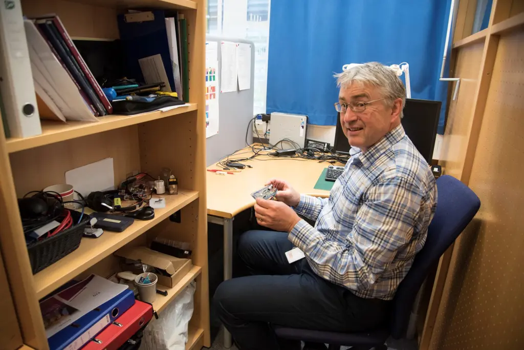Leif Erik Haugstad på kontoret holder et kretskort