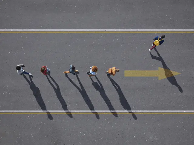 En person tar en annen retning enn resten av gruppen