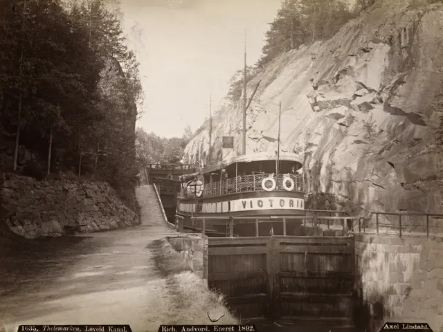 sort hvitt foto av dampskip i en kanalsluse
