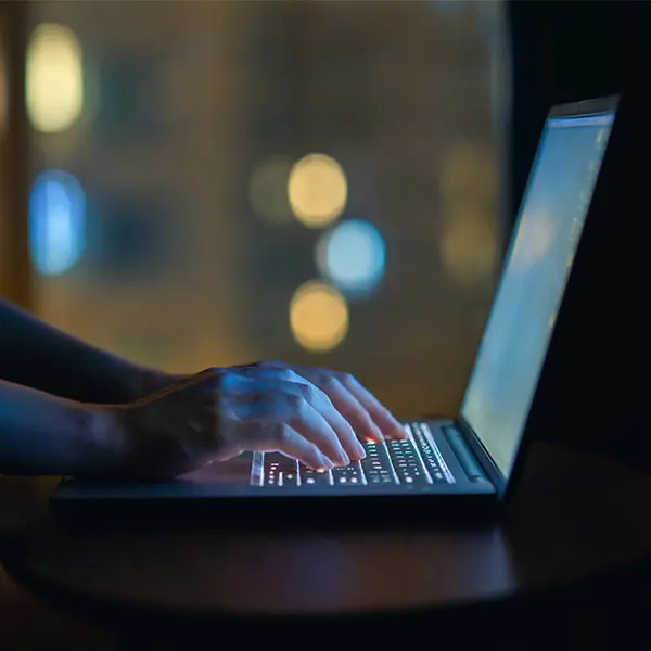 Mann som skriver på tastatur