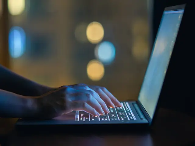 Mann som skriver på tastatur