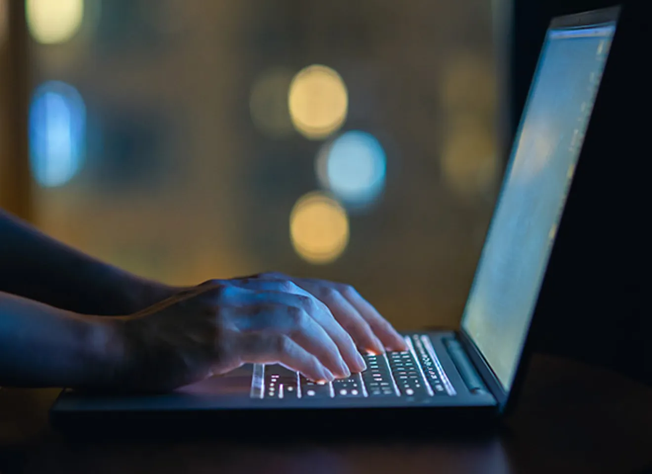 Mann som skriver på tastatur