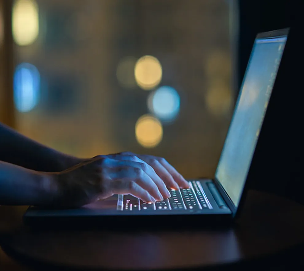 Mann som skriver på tastatur