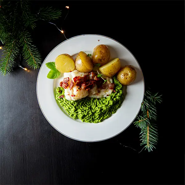 Tallerken med lutefisk og tilbehør