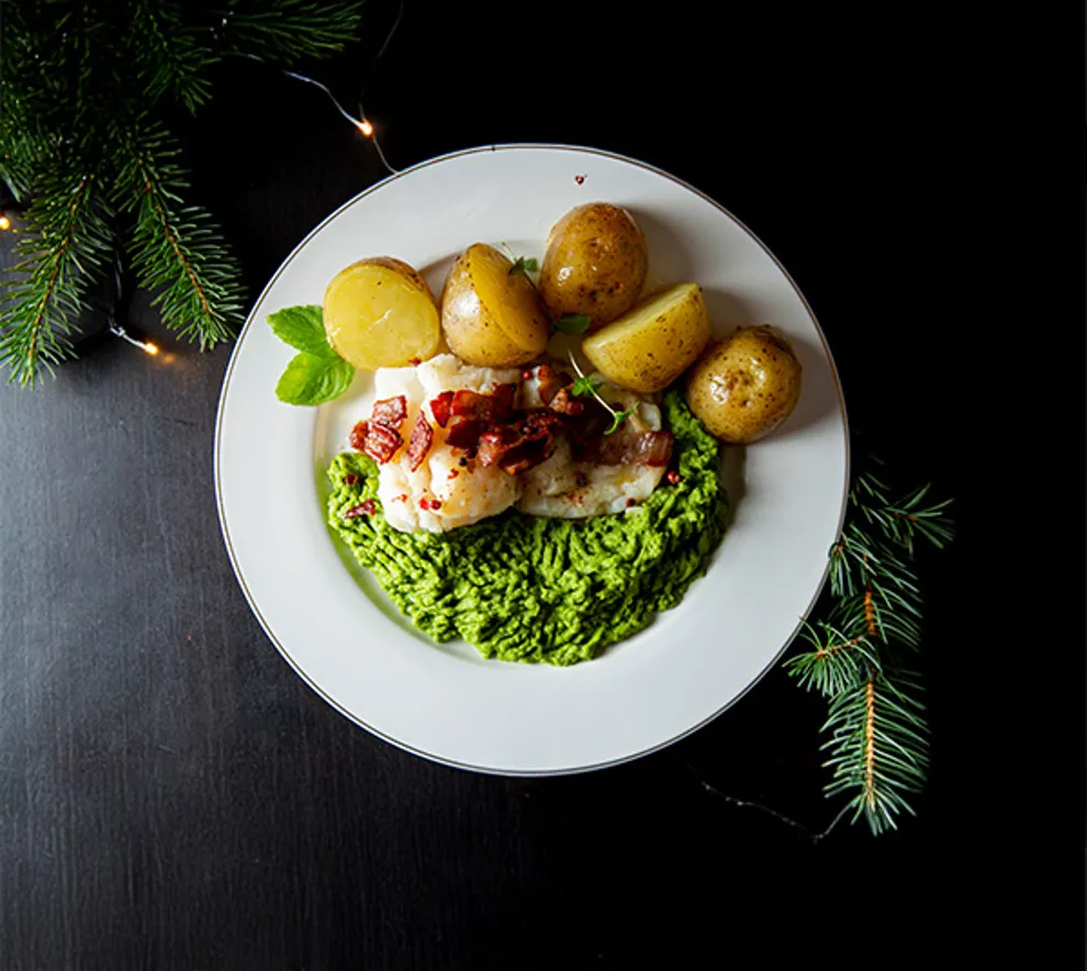 Tallerken med lutefisk og tilbehør