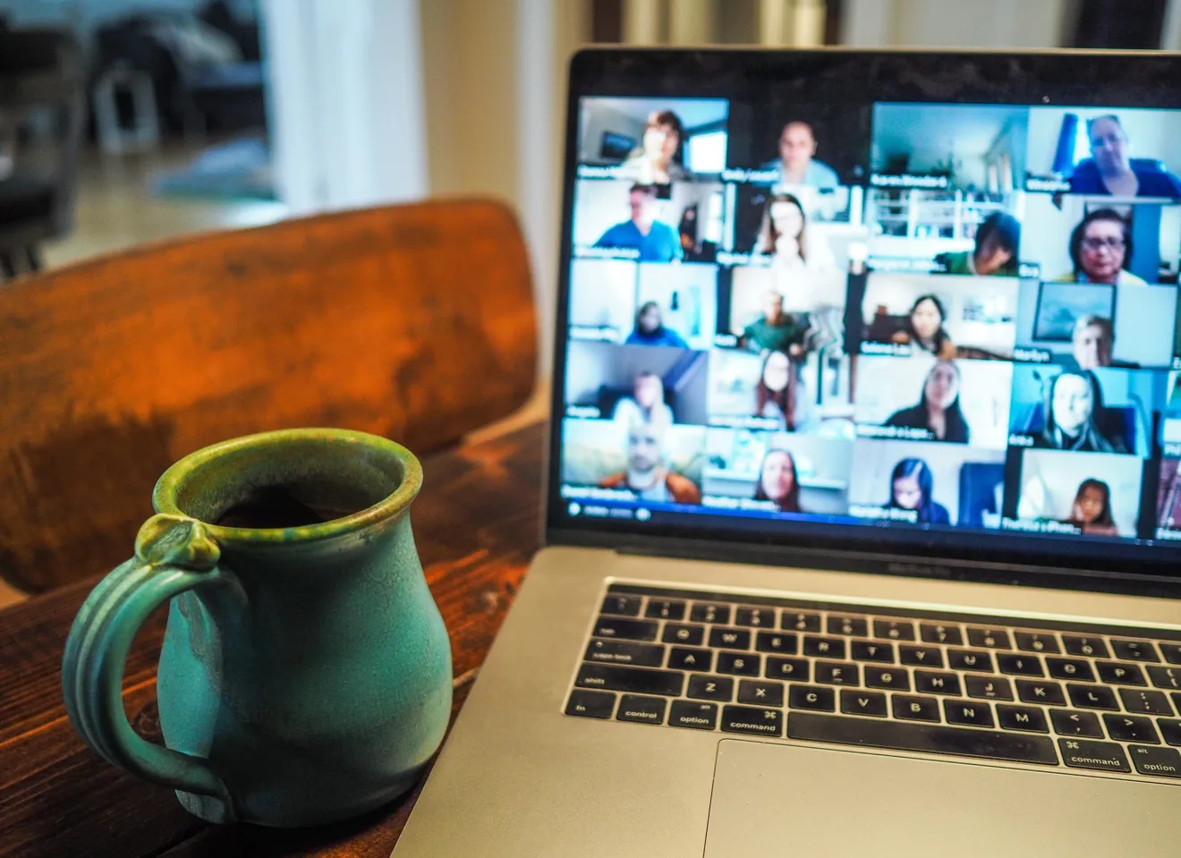Illustrasjonsbilde av en kaffekop og en laptop med videokonferanse