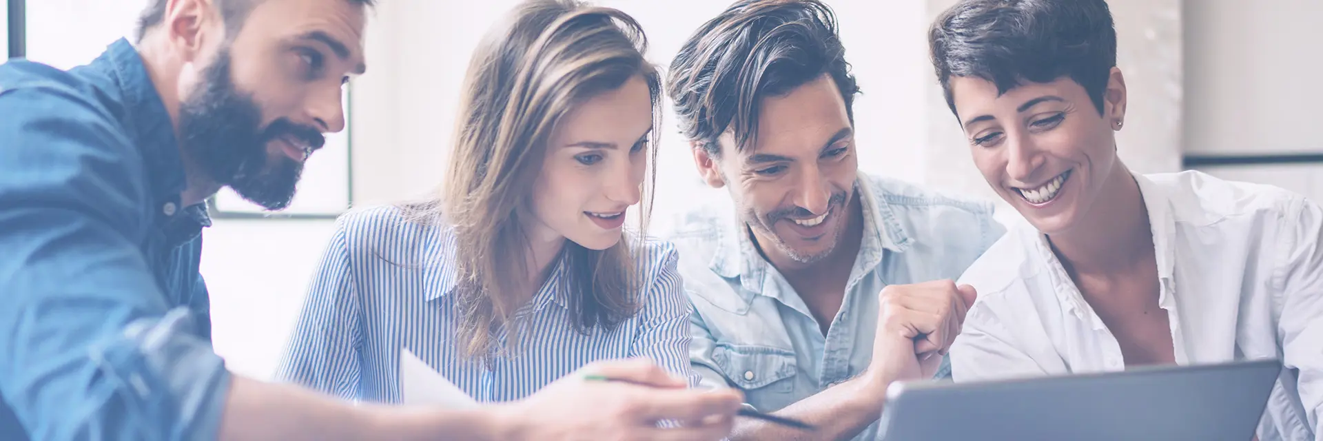 Illustrasjonsbilde av to kvinner og to menn som sitter foran en laptop og jobber sammen