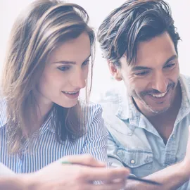 Illustrasjonsbilde av to kvinner og to menn som sitter foran en laptop og jobber sammen