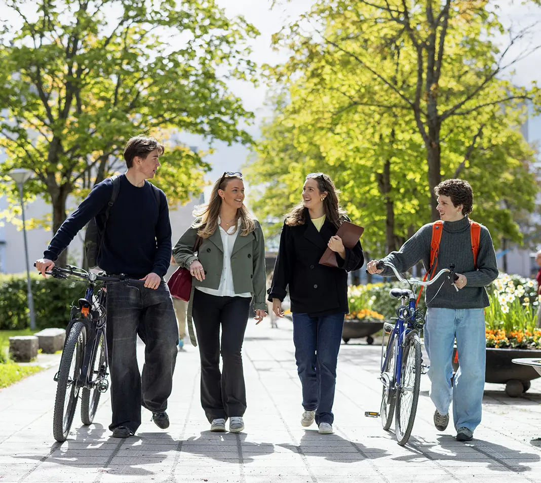 studenter på campus med sykler