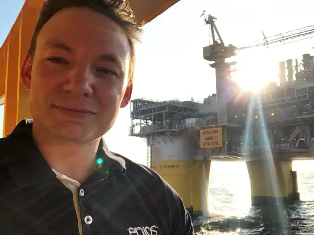 Mann ser inn i kamera fra plattform