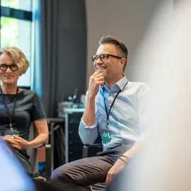 Fornøyde kursdeltakere smiler til kamera