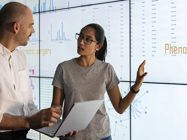 En kvinne og en mann på jobb