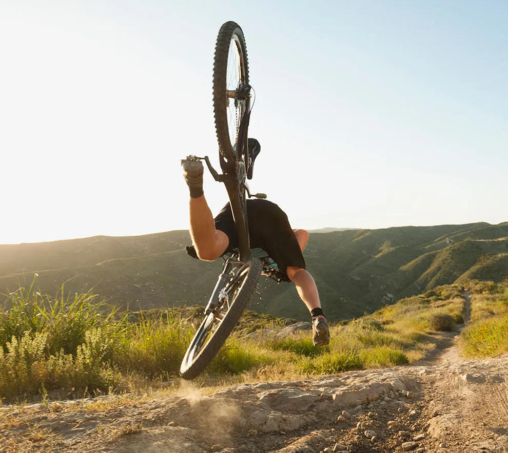 Sykkel som flyr gjennom lufta etter en kræsj