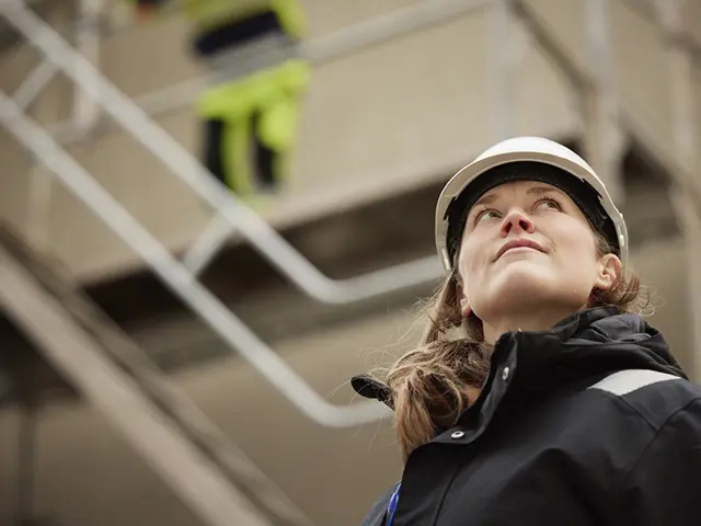 kvinnelig ingeniør på byggeplass