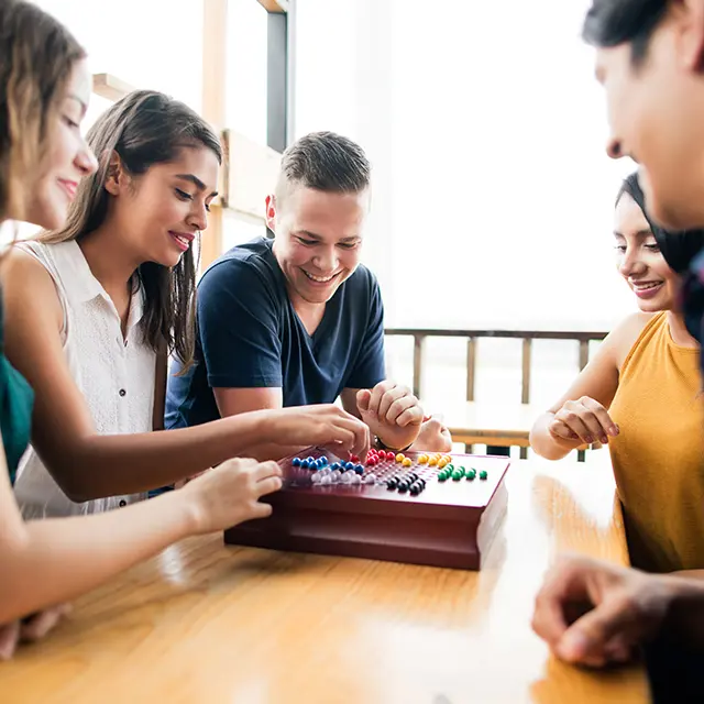 Venner som spiller kinasjakk