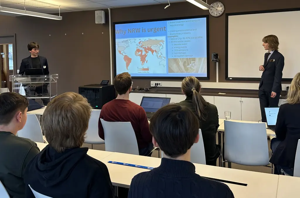 2 unge menn presenterer