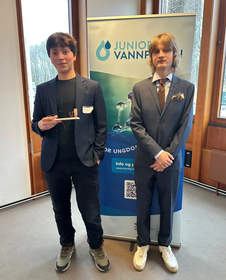 To unge menn foran poster2