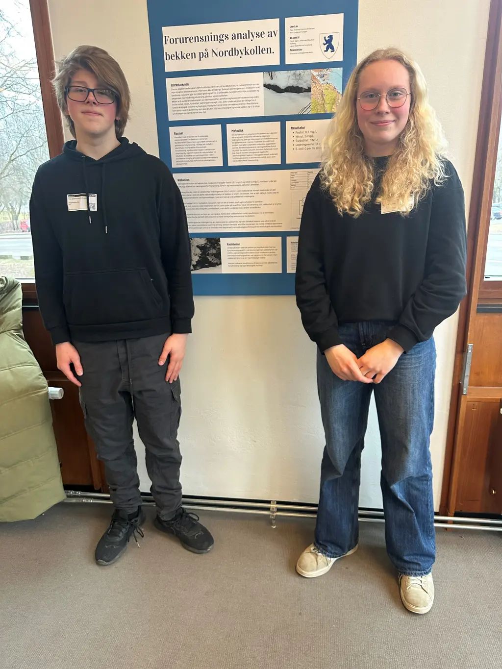 Gutt og jente ved poster